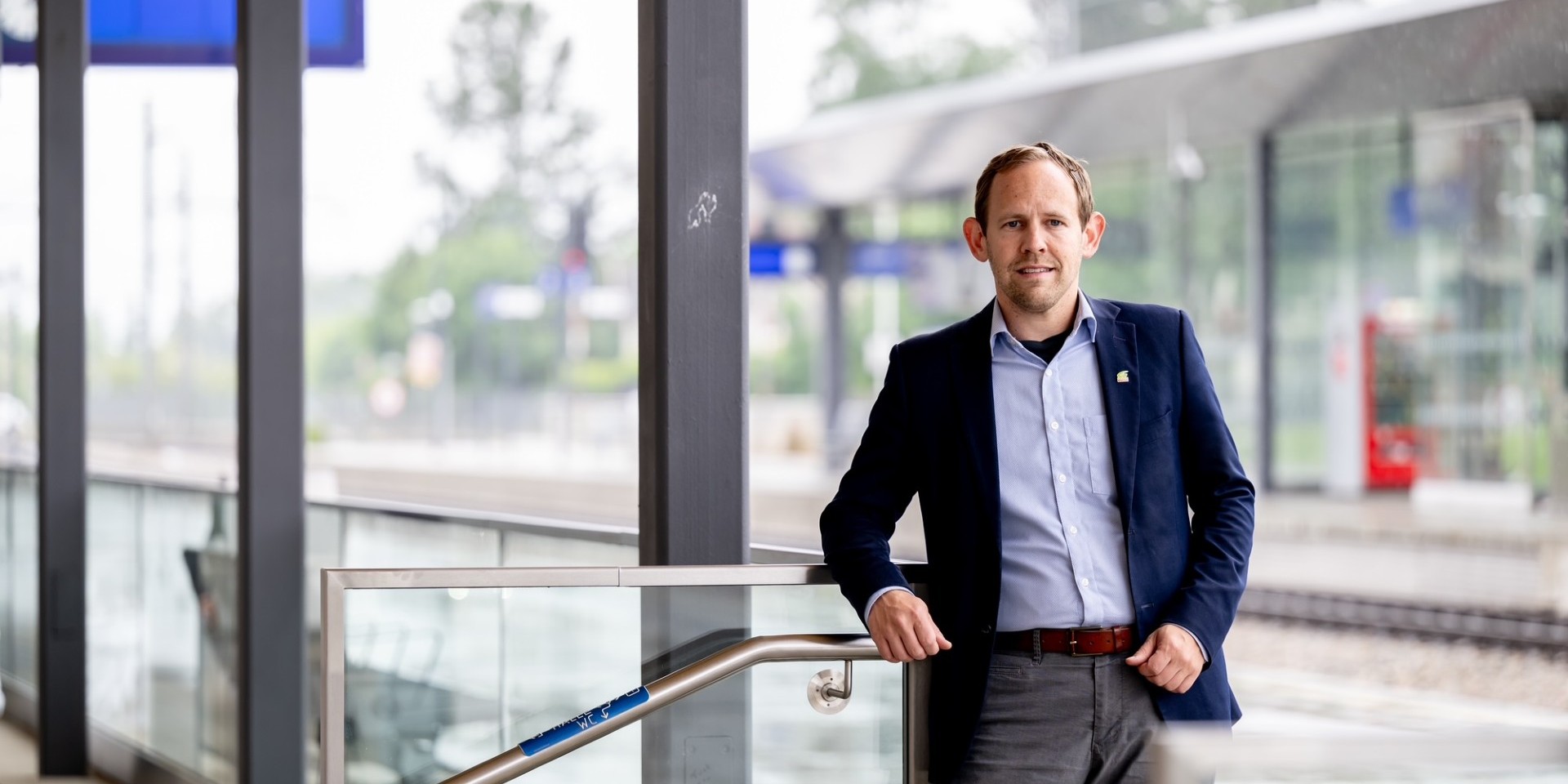 Michael Schickhofer, Landeshauptmann a.D., auf einem Bahnsteig in Kärnten.